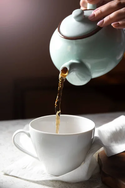 Woman Pouring Hot Tea Pot Cup Table Cafe — Stock Photo, Image