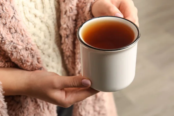 Frau Trinkt Leckeren Tee Drinnen Nahaufnahme — Stockfoto