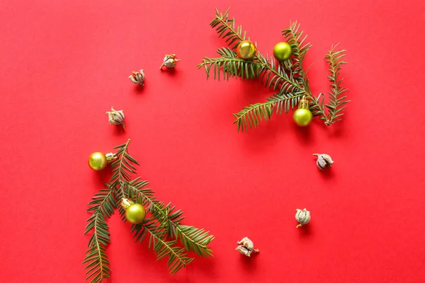 Fenyő Ágakból Kúpokból Karácsonyi Labdákból Készült Keret Vörös Alapon — Stock Fotó