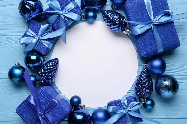 Leere Karte Weihnachtsdekor Und Geschenkboxen Auf Farbigem Holzhintergrund — Stockfoto