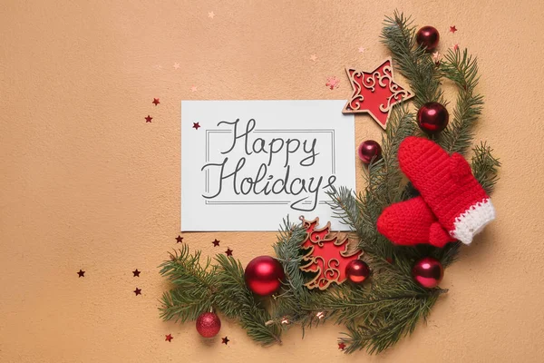 Text Happy Holidays Und Weihnachtsdekor Auf Beigem Hintergrund — Stockfoto