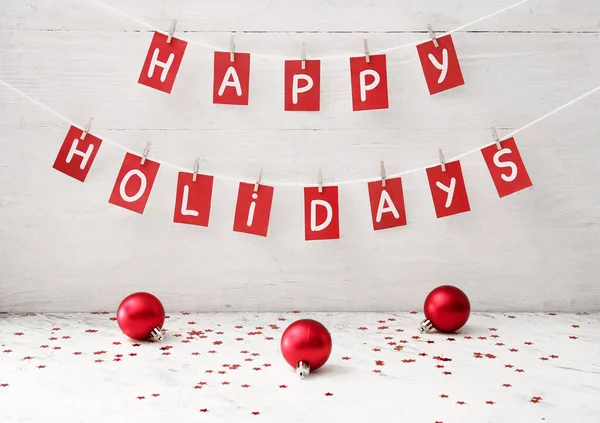 Garland Κείμενο Happy Holidays Και Χριστουγεννιάτικη Διακόσμηση Ανοιχτό Ξύλινο Φόντο — Φωτογραφία Αρχείου