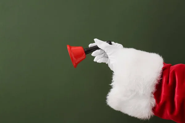 Weihnachtsmann Hand Mit Weihnachtsglocke Auf Grünem Hintergrund — Stockfoto