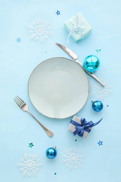 Hermosa Mesa Navidad Con Decoración Sobre Fondo Azul — Foto de Stock