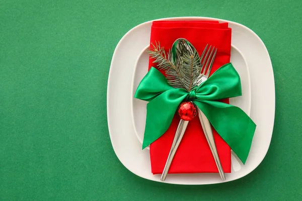 緑の背景に美しいクリスマステーブルの設定 — ストック写真