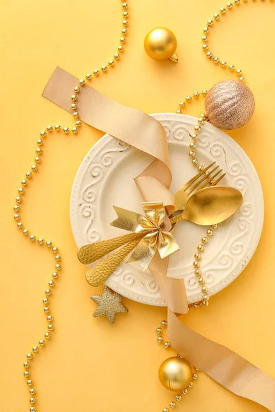 Hermosa Mesa Navidad Con Decoración Sobre Fondo Amarillo — Foto de Stock