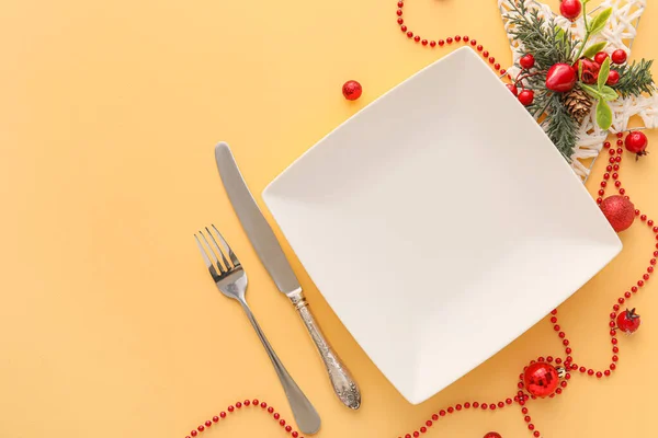 Schöne Weihnachten Tischdekoration Mit Dekor Auf Gelbem Hintergrund — Stockfoto
