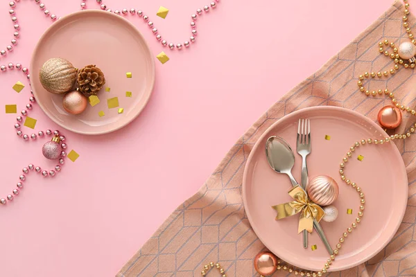 Schöne Weihnachtliche Tischdekoration Mit Dekor Auf Rosa Hintergrund — Stockfoto