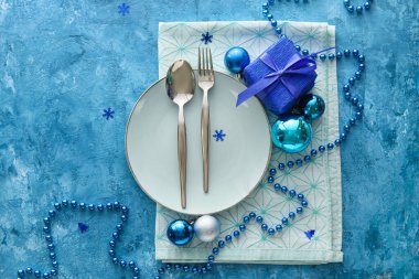 Mavi arkaplanlı güzel bir Noel masası.