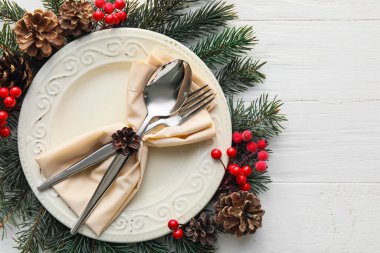 Açık ahşap arka planda dekor olan güzel bir Noel masası.