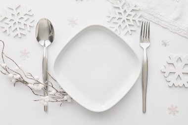 Beyaz arkaplanlı güzel bir Noel masası.