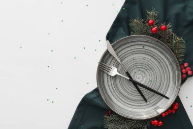 Beyaz arkaplanlı güzel bir Noel masası.