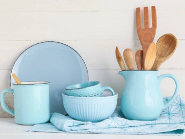 Hafif ahşap arkaplanda şık sofra takımı