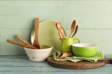 Yeşil ahşap arka planda şık sofra takımı