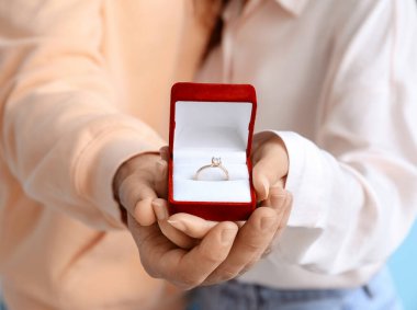 Nişan yüzüklü genç çift, yakın plan.