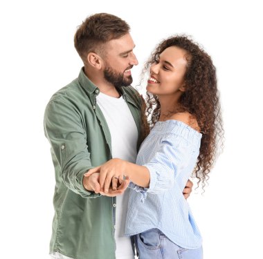 Beyaz arka planda mutlu, genç nişanlı çift