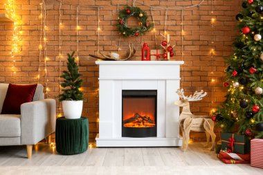 Noel için süslenmiş şömineli oturma odası.