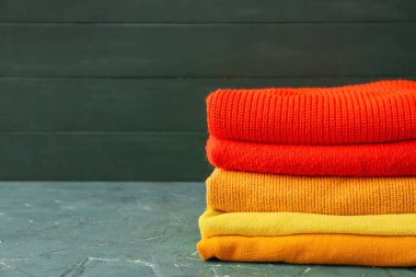 Grunge arka planında farklı rahat süveterler yığını