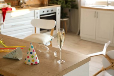 Parti sonrası dağınık mutfağın içi.