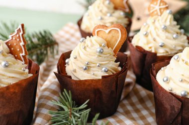 Masada köknar dalları olan lezzetli Noel kekleri.
