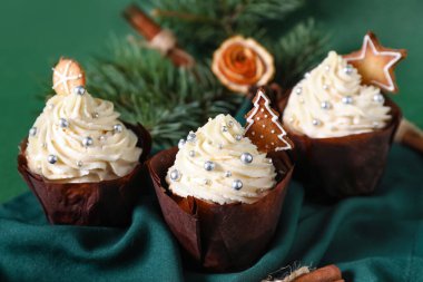 Yeşil arka planda lezzetli Noel kekleri