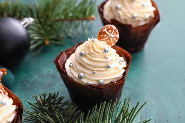 Lezzetli Noel kekleri ve yeşil arka planda köknar dalları