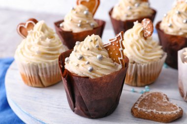 Masada lezzetli Noel kekleri olan ahşap tahta bir tahta.