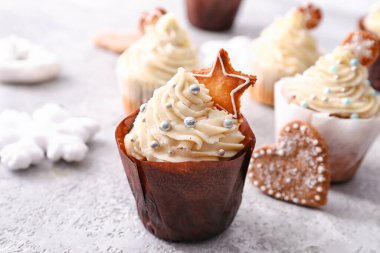 Hafif arka planda lezzetli Noel kekleri