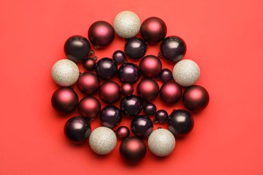 Kırmızı arkaplanda Noel topları olan kompozisyon