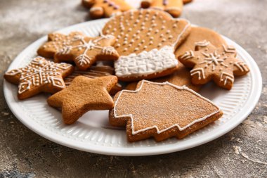Gri arka planda Noel kurabiyeli tatlı tabak.