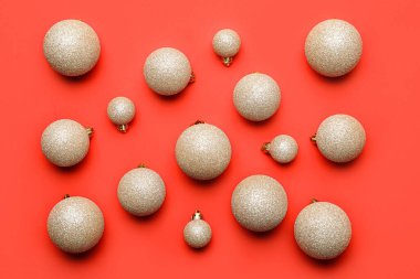 Kırmızı arka planda güzel noel baloları