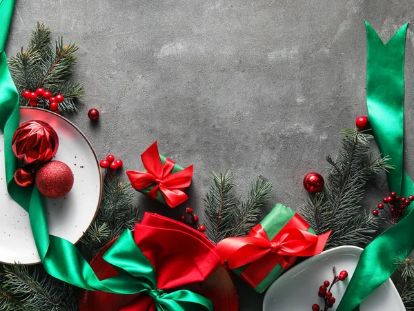 グレーの背景に装飾が施された美しいクリスマステーブルの設定 — ストック写真