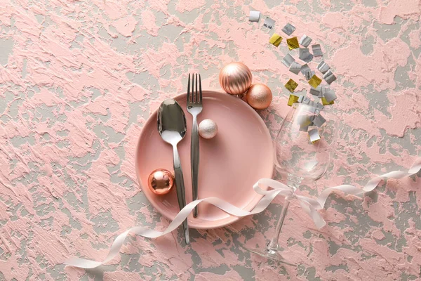 Gyönyörű Karácsonyi Asztal Beállítás Dekorációval Rózsaszín Grunge Háttér — Stock Fotó