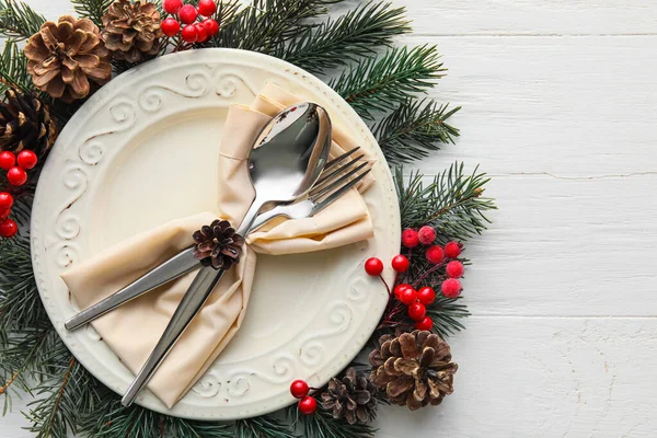 明るい木製の背景に装飾が施された美しいクリスマステーブルの設定 — ストック写真