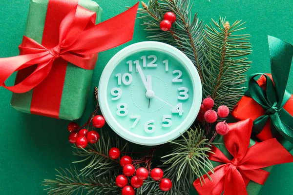 Reloj Despertador Con Estilo Decoración Navidad Sobre Fondo Verde —  Fotos de Stock