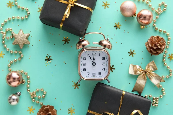 Reloj Despertador Con Estilo Cajas Regalo Decoración Navidad Sobre Fondo — Foto de Stock