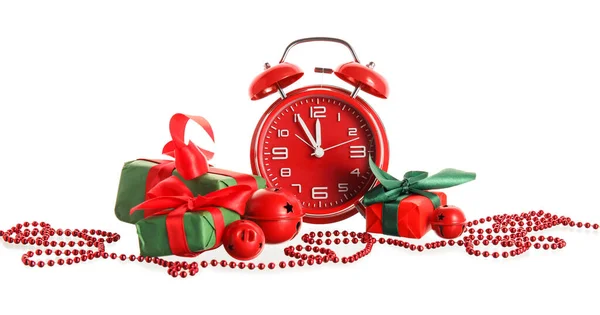Stilvoller Wecker Geschenkboxen Und Weihnachtsdekor Auf Weißem Hintergrund — Stockfoto