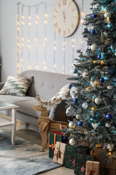 有圣诞树的客厅里别致的室内装饰 — 图库照片