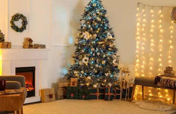크리스마스 트리와 벽난로가 아름다운 — 스톡 사진