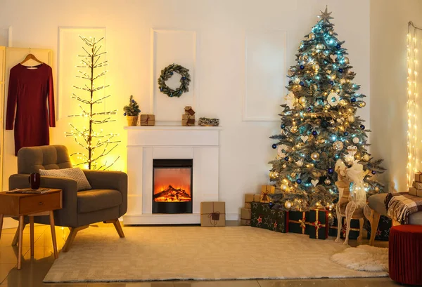 クリスマスツリーと暖炉付きのリビングルームのスタイリッシュなインテリア — ストック写真