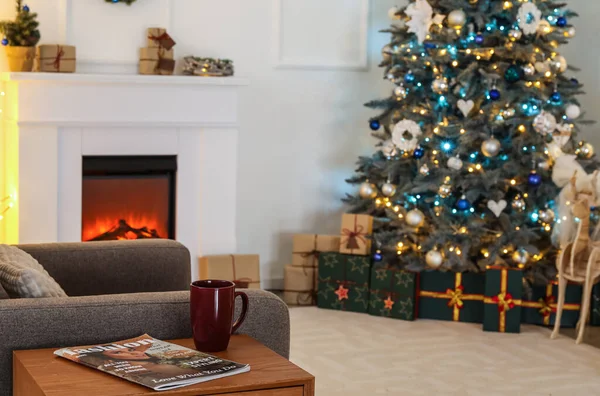 Revista Xícara Chá Mesa Sala Estar Decorada Para Natal — Fotografia de Stock