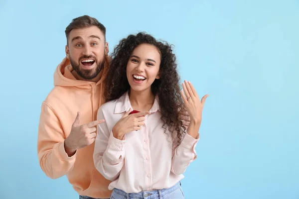 Feliz Pareja Joven Comprometida Después Propuesta Matrimonio Fondo Color —  Fotos de Stock