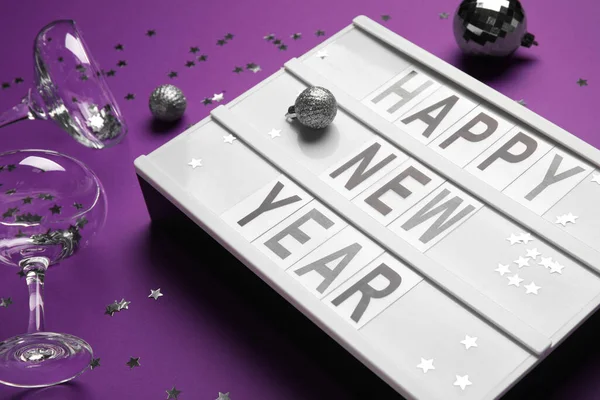 Board Text Happy New Year Glasses Christmas Decor Purple Background — Stock Photo, Image