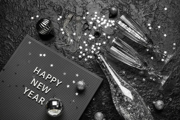 Plateau Avec Texte Happy New Year Verres Bouteille Champagne Ouverte — Photo