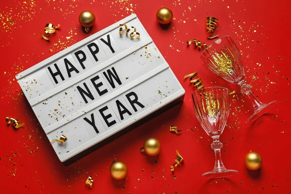 Board Text Happy New Year Glasses Christmas Decor Red Background — Stock Photo, Image
