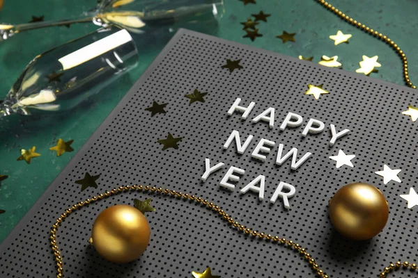 Board Text Happy New Year Glasses Christmas Decor Green Background — Stock Photo, Image