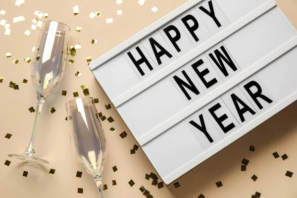 Tablero Con Texto Feliz Año Nuevo Vasos Confeti Sobre Fondo — Foto de Stock