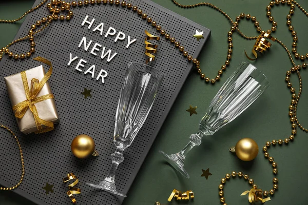 Deska Tekstem Happy New Year Okulary Piękny Świąteczny Wystrój Zielonym — Zdjęcie stockowe