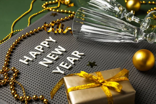 Deska Tekstem Happy New Year Okulary Piękny Świąteczny Wystrój Zielonym — Zdjęcie stockowe