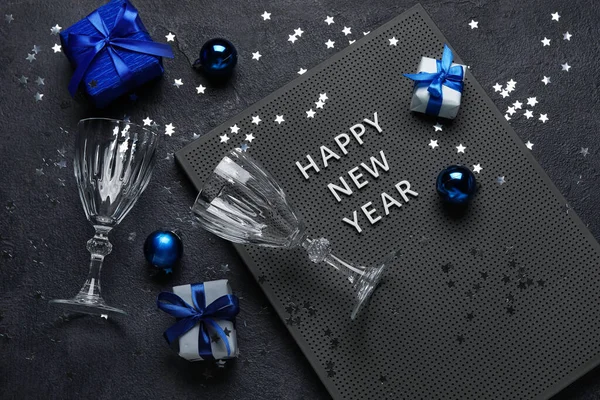 Deska Tekstem Happy New Year Pudełka Prezentami Okulary Świąteczne Dekoracje — Zdjęcie stockowe